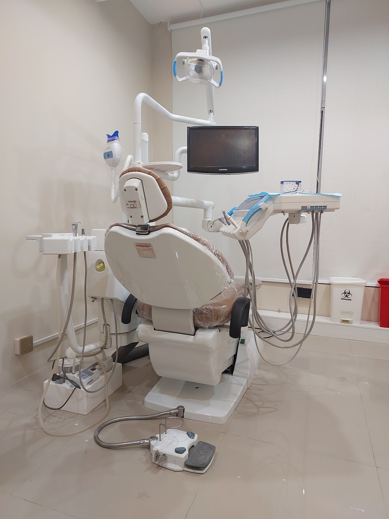 Modern dental treatment room at La Esthetique Islamabad